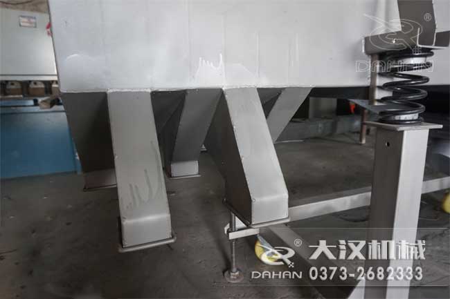 不銹鋼直線振動(dòng)篩出料口 不銹鋼直線振動(dòng)篩出料口