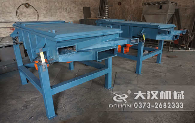 直線(xiàn)振動(dòng)篩分機(jī) 直線(xiàn)振動(dòng)篩分機(jī)